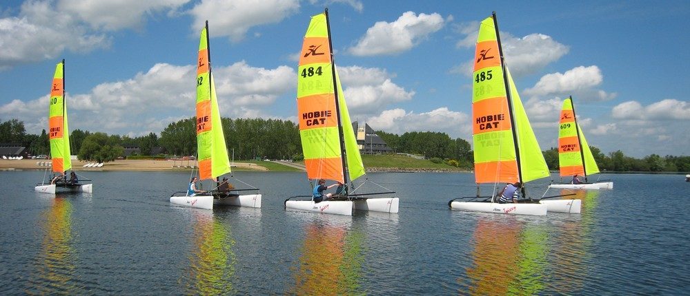 Activité sportive en groupe de voile pour les catamarans au club NDC Voile Angers