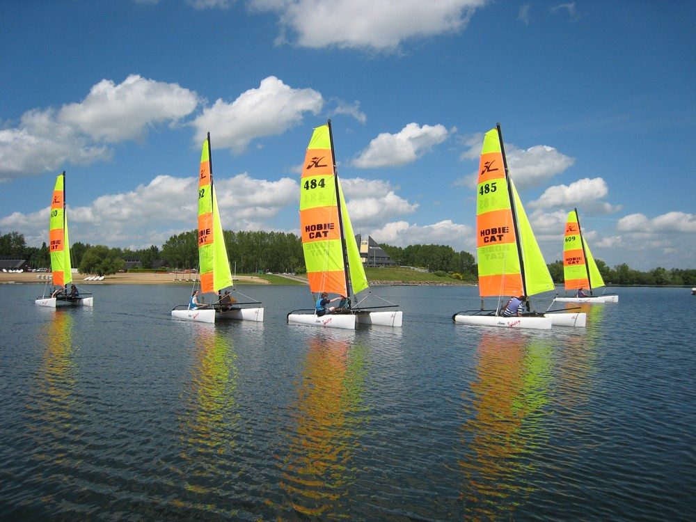 Activité sportive en groupe de voile pour les catamarans au club NDC Voile Angers