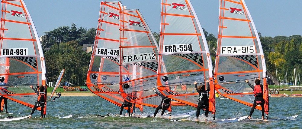 Divertissement sportive de groupe planche à voile à Angers