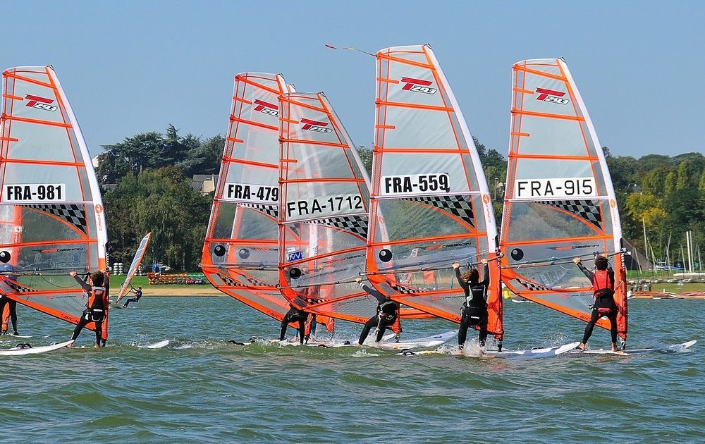 Divertissement sportive de groupe planche à voile à Angers