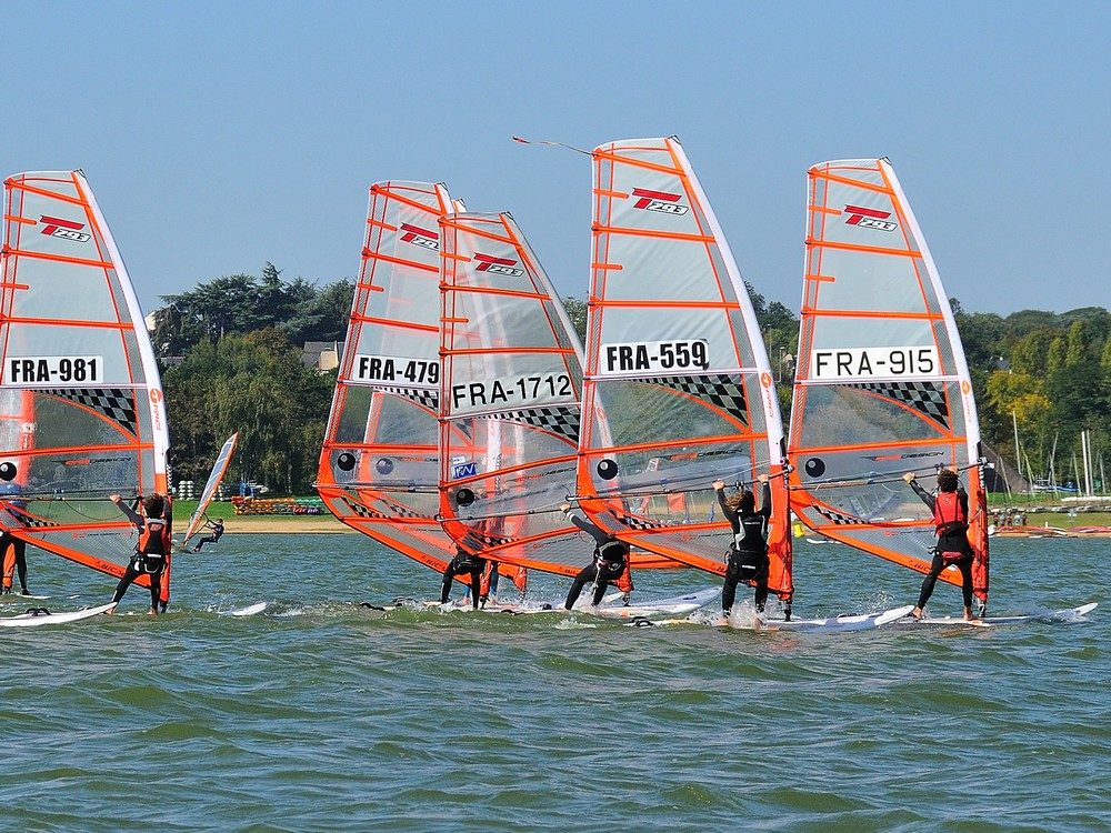 Divertissement sportive de groupe planche à voile à Angers