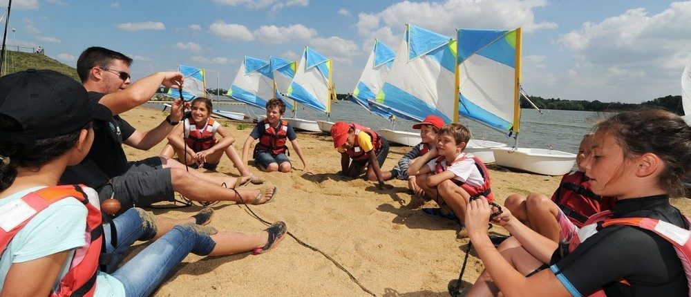 Cours de voile d'optimist en groupe dans le club ndc voile Angers