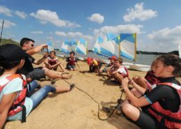 Cours de voile d'optimist en groupe dans le club ndc voile Angers