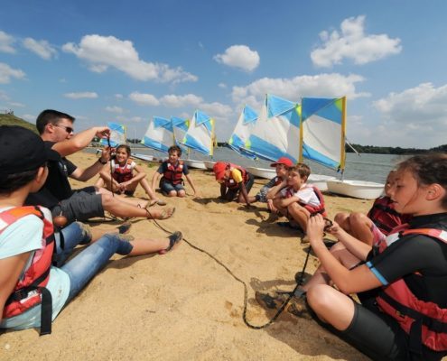 Cours de voile d'optimist en groupe dans le club ndc voile Angers