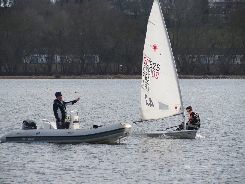 Entrainement avec un dériveur sur le lac de Maine à Angers.