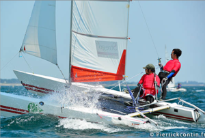 Yann Salone naviguant en catamaran. En duo Voyant / non voyant